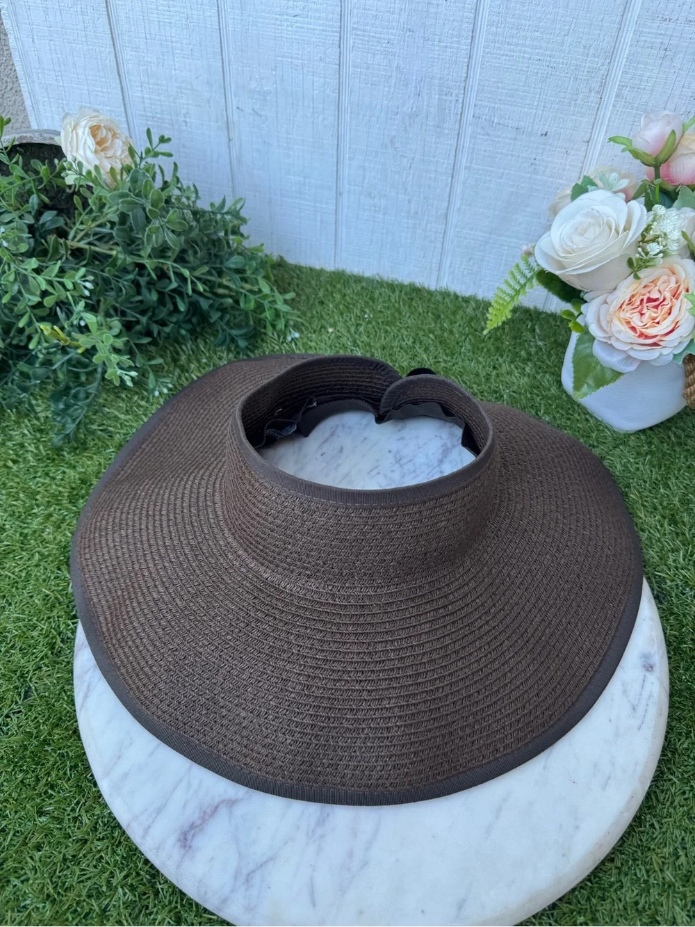 Vince Camuto Brown Straw Sun Visor Roll-Up Straw Visor NWOT Summer hat chocolate